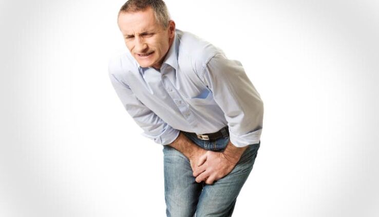 Eine akute Prostatitis äußert sich bei einem Mann durch starke Schmerzen im Dammbereich. 