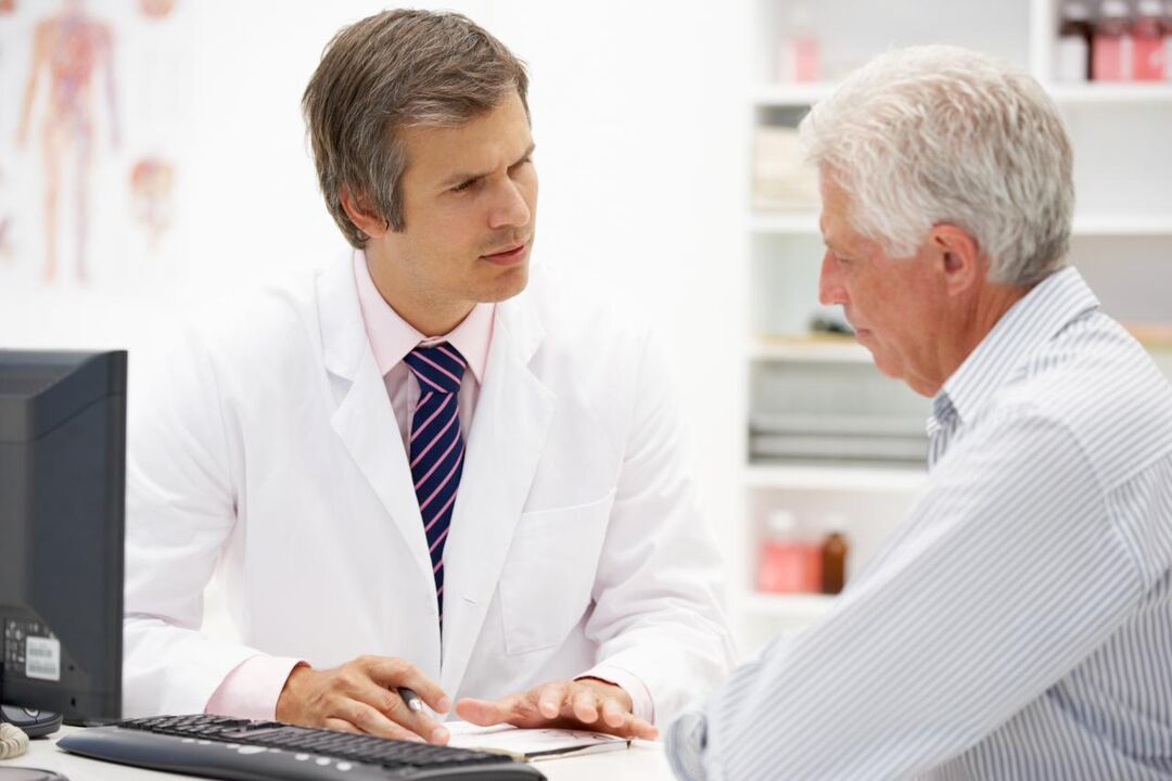 Der Arzt verschreibt dem Patienten Medikamente gegen Prostatitis.