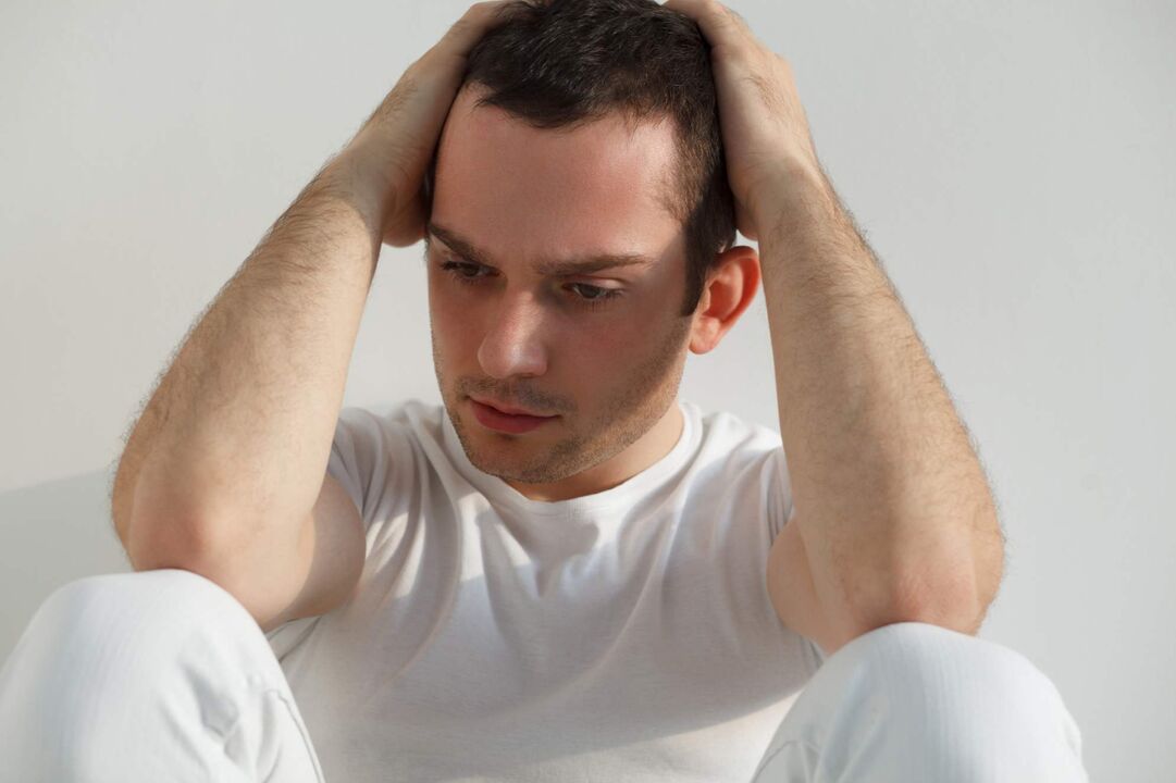 Ein Mann erkrankte an Prostatitis, einer Entzündung der Prostata.
