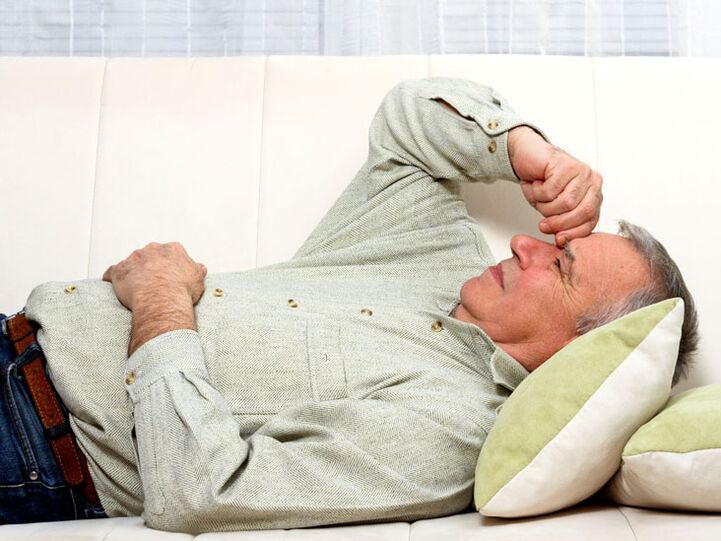 Ein Mann leidet unter Komplikationen aufgrund einer Prostatitis.